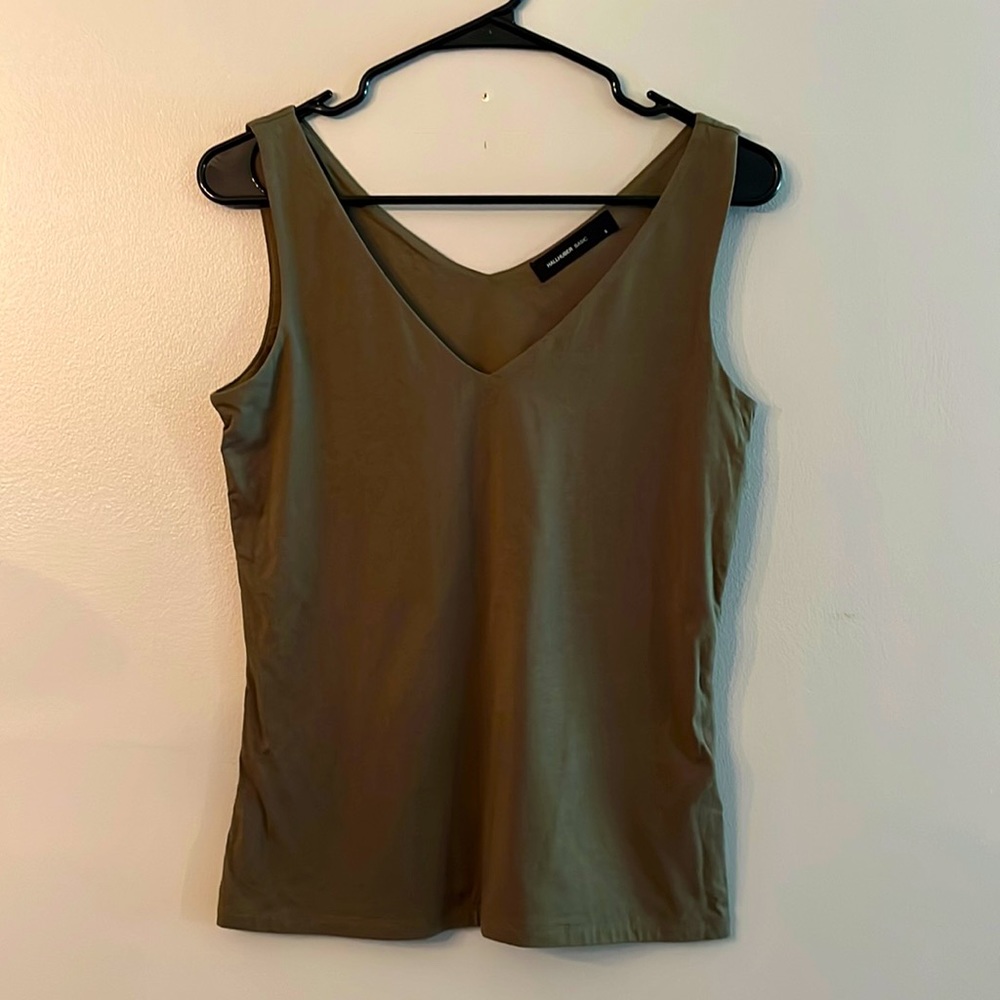 Hallhuber (NWOT) vneck tank top—women’s small